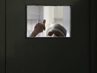 Doktor chirurg operácia ilu 1140px (SITA/AP)
